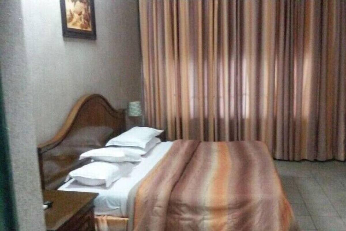 Kamar Superior | Seprai premium, brankas, meja kerja, dan setrika/meja setrika
