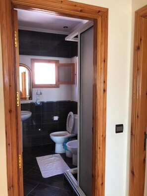 A bathroom with a toilet, bidet, and sink. - Mina House (Chefchaouen)