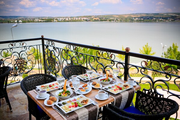 Daily local cuisine breakfast (TRY 100 per person)