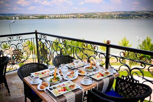 每日供应当地美食早餐（每人 TRY 100）