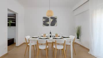 Apartamento premium, 3 quartos, sacada | Área de estar | TV de tela plana 42 polegadas com canais via satélite, TV, DVD player