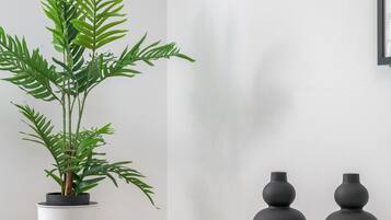 Premium-lejlighed - 3 soveværelser - balkon | Opholdsområde | 42-tommers fladskærms-tv med satellitkanaler, tv, dvd-afspiller