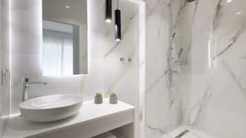 Premium Apartment, 3 Bedrooms, Balcony | Bathroom | Shower, free toiletries, hair dryer, slippers