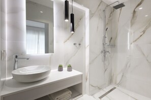 Premium-huoneisto, 3 makuuhuonetta, parveke | Kylpyhuone | Suihku, ilmaiset hygieniatuotteet, hiustenkuivaaja, tohvelit