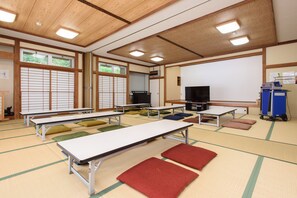 A tatami mat room with tatami mats, low tables, and cushions. - Harukaze no Yado (Iwaki)