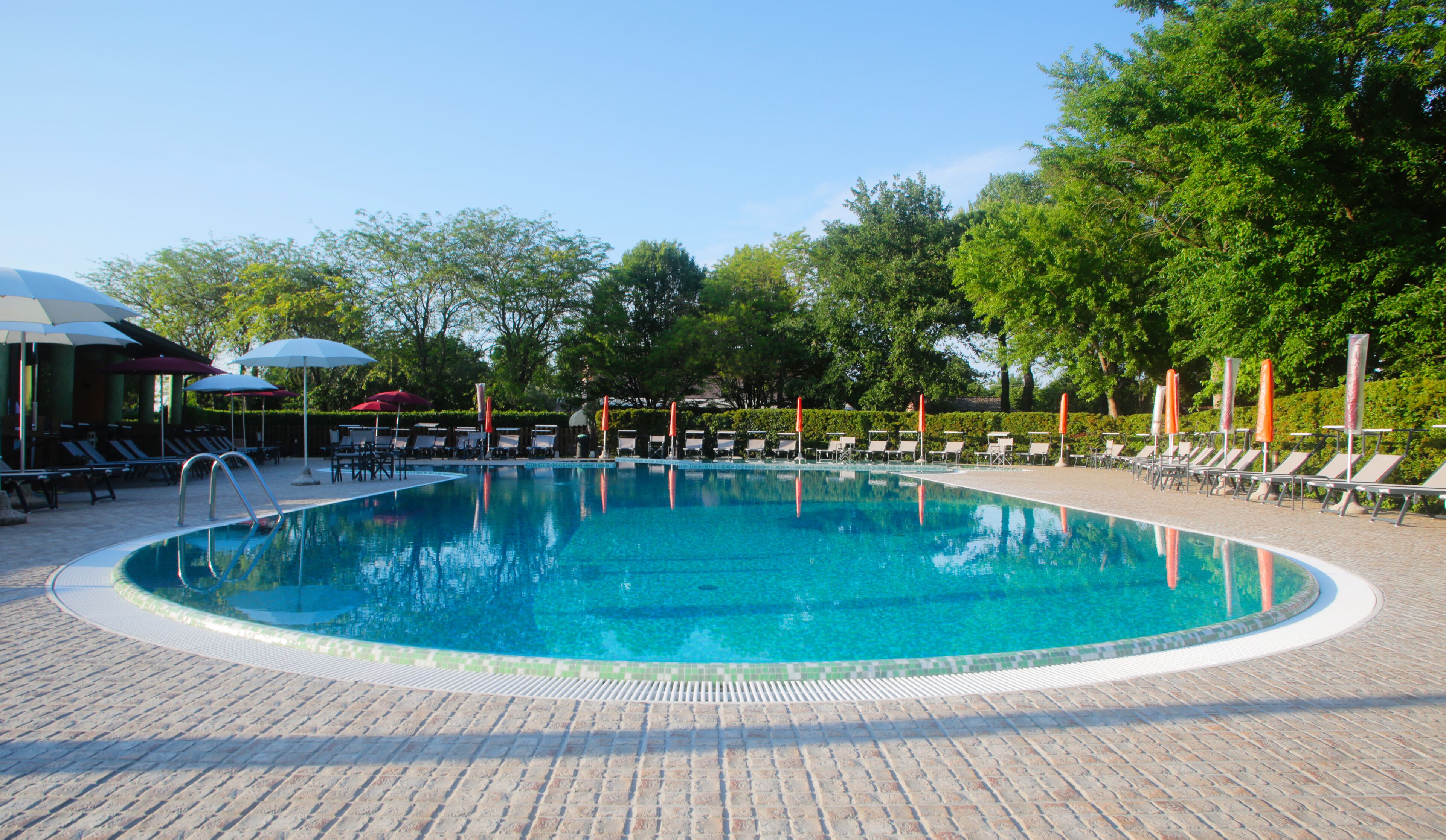 Sesongbasert utendørsbasseng, bassengparasoller og solsenger