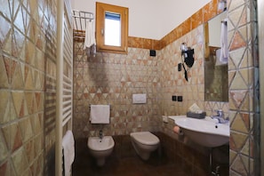 Shower, hair dryer, bidet, towels - Due Ponti Village (Cesenatico)