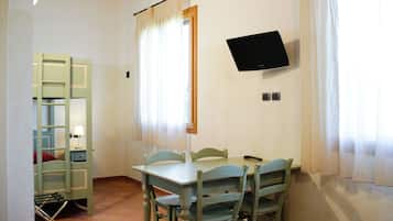 Deluxe-Apartment, 1 Schlafzimmer, Kochnische | Wohnbereich | 32-Zoll-Flachbildfernseher mit Digitalempfang, Fernseher