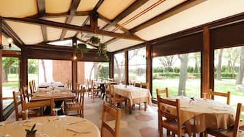 Déjeuner servi sur place, spécialités Cuisine locale, vue sur le jardin