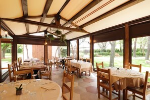 Déjeuner servi sur place, spécialités Cuisine locale, vue sur le jardin 