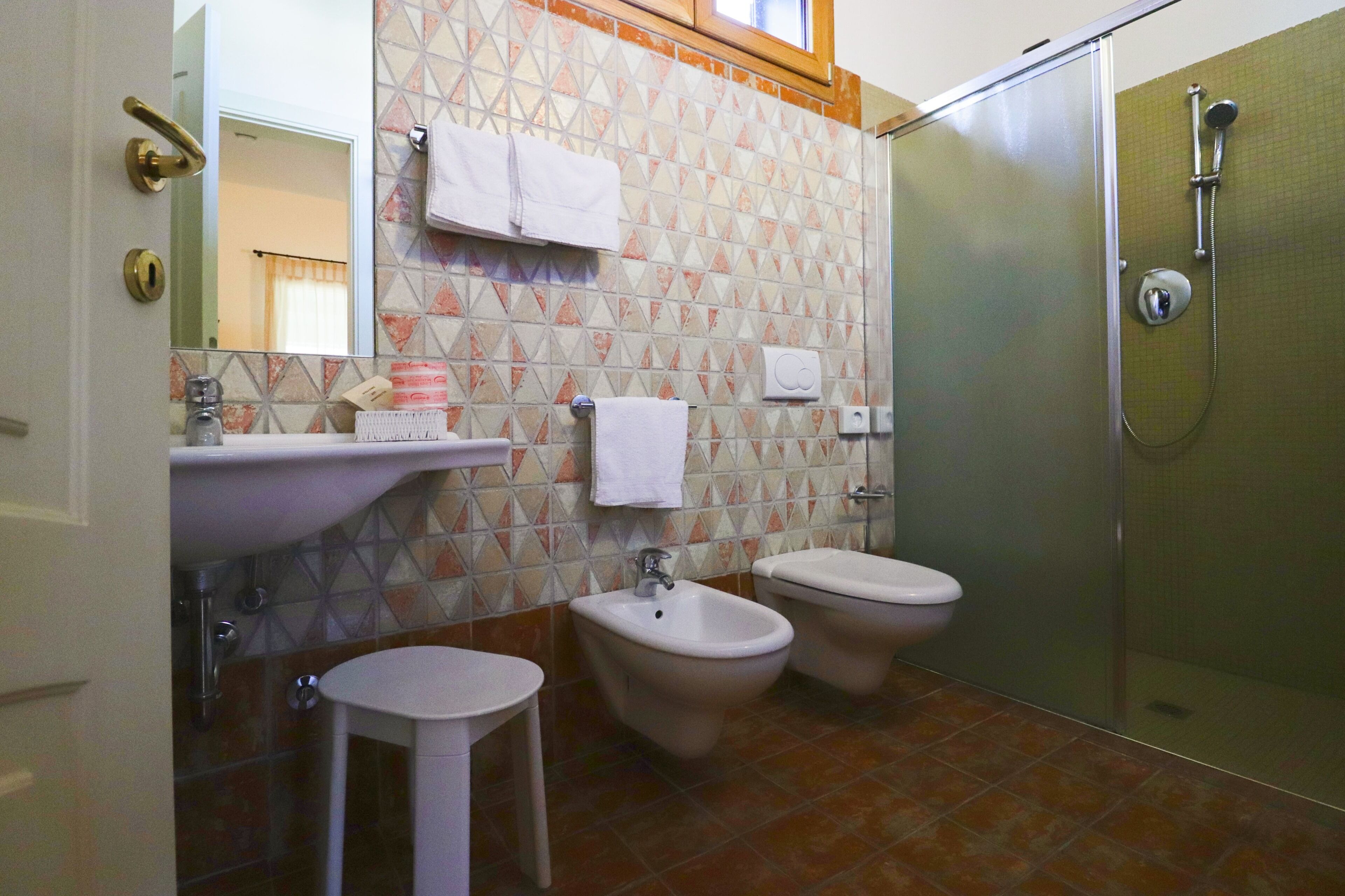 Apartment, 1 Bedroom, Kitchenette | Bathroom | Shower, hair dryer, bidet, towels