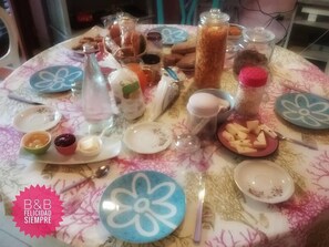 每日供應全套早餐 (每人 EUR4)