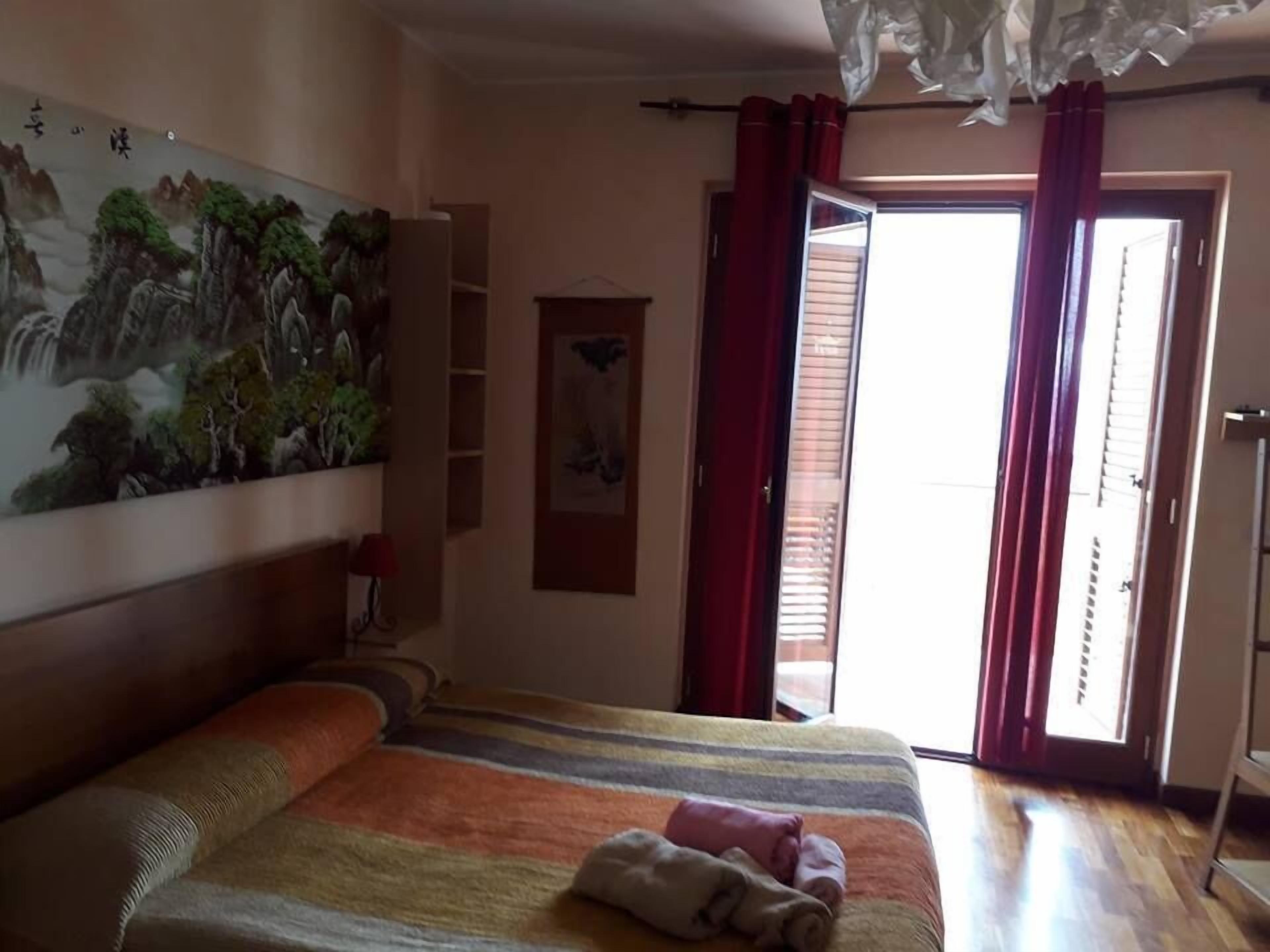 Economy driepersoonskamer, gemeenschappelijke badkamer | Een bureau, een strijkplank/strijkijzer, gratis wifi