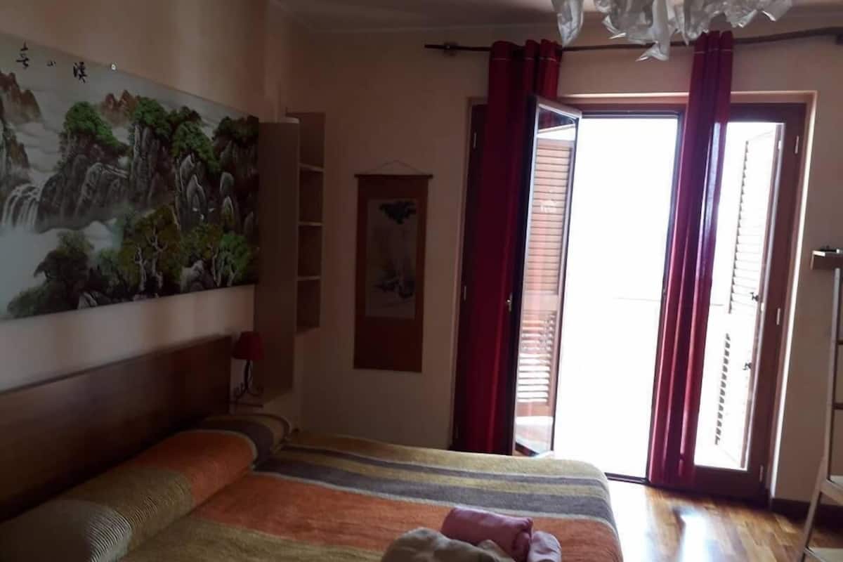 Kolmen hengen economy-huone, jaettu kylpyhuone | Työpöytä, silitysrauta/-lauta, ilmainen Wi-Fi
