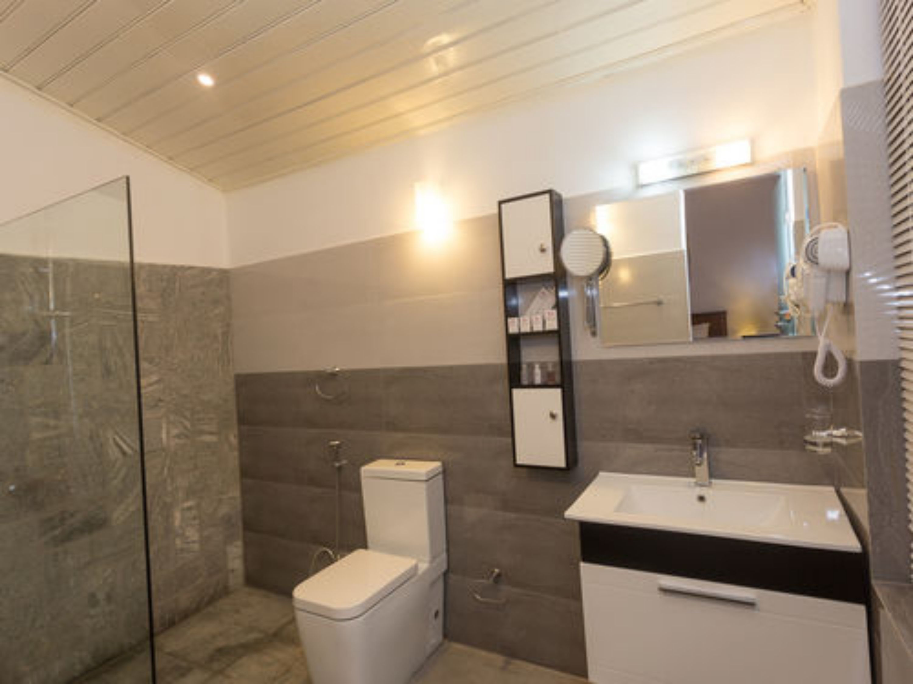 deluxe triple room, balcony, pool view | bathroom | shower, free toiletries, bidet, towels