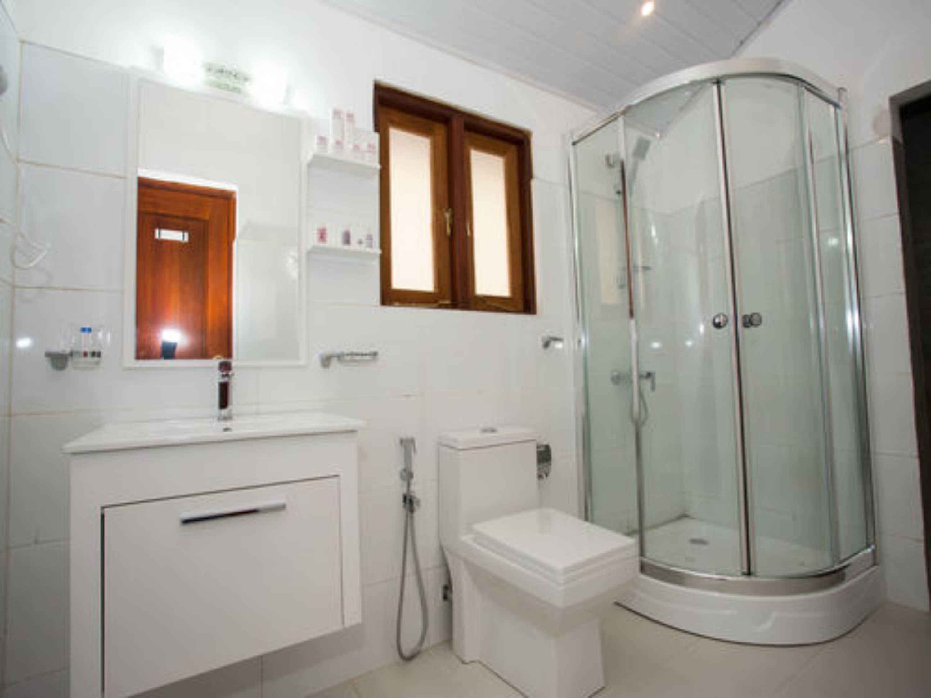 deluxe double room | bathroom | shower, free toiletries, bidet, towels