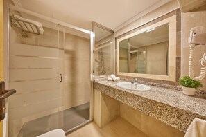 Appartement, 1 chambre, vue jardin | Salle de bain | Douche, sèche-cheveux, serviettes fournies