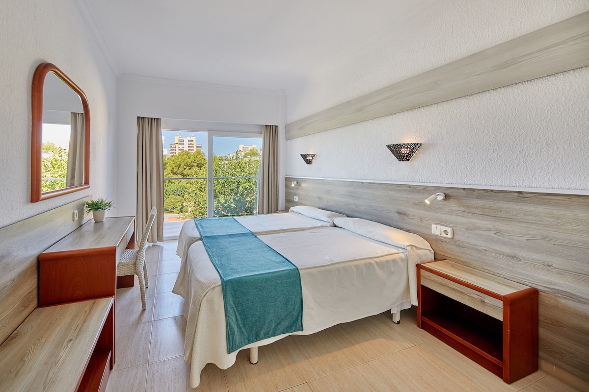 1 slaapkamer, een kluis op de kamer, een bureau, beddengoed