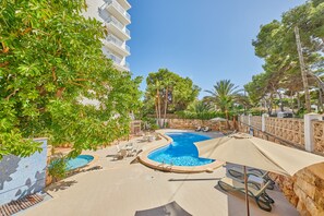 2 piscines extérieures, parasols de plage, chaises longues