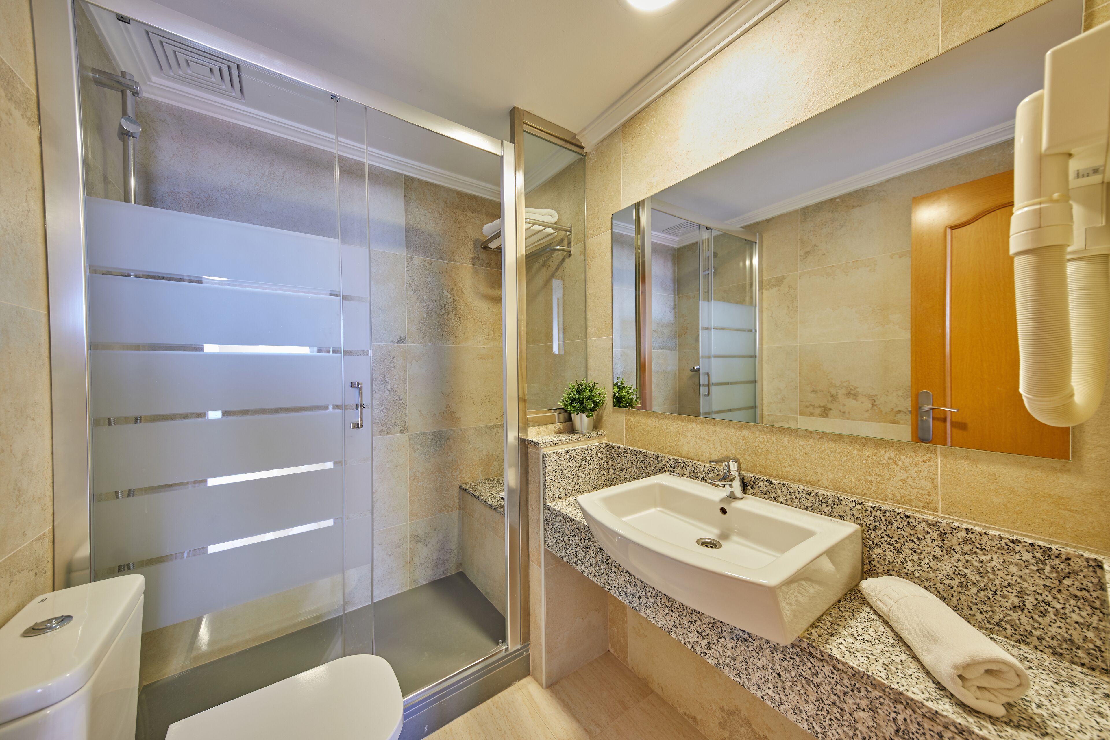 Appartement Premium, 1 chambre, balcon, vue mer | Salle de bain | Douche, sèche-cheveux, serviettes fournies