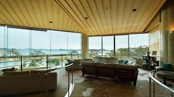 Lobby lounge