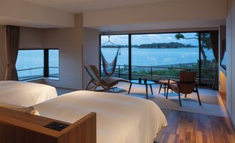 Caja de seguridad en la habitación, muebles diferentes y escritorio 