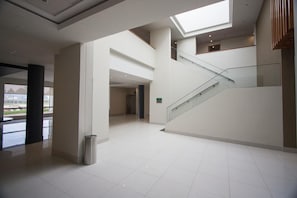A spacious interior with a central staircase, high ceilings, and a skylight. - Hotel Diego de Almagro Osorno (Osorno)