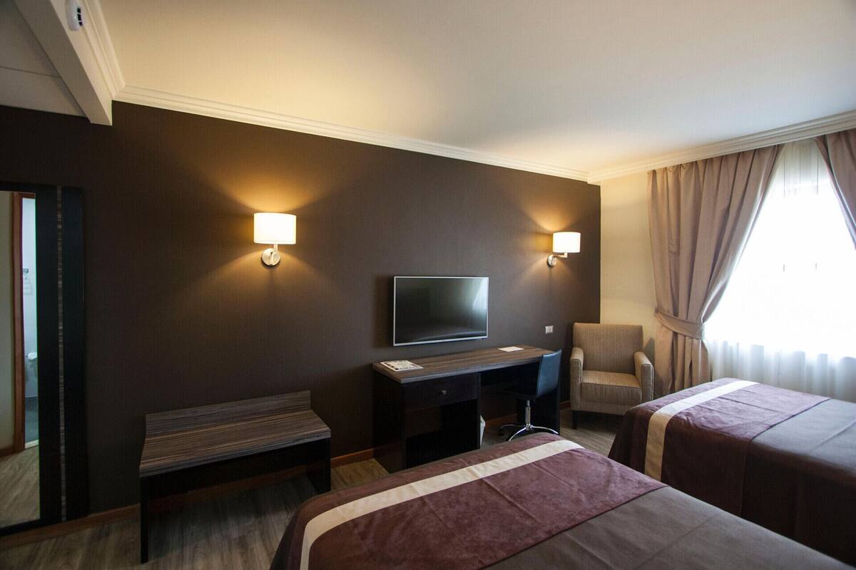 Premium-sengetøj, minibar, pengeskab på værelset, skrivebord