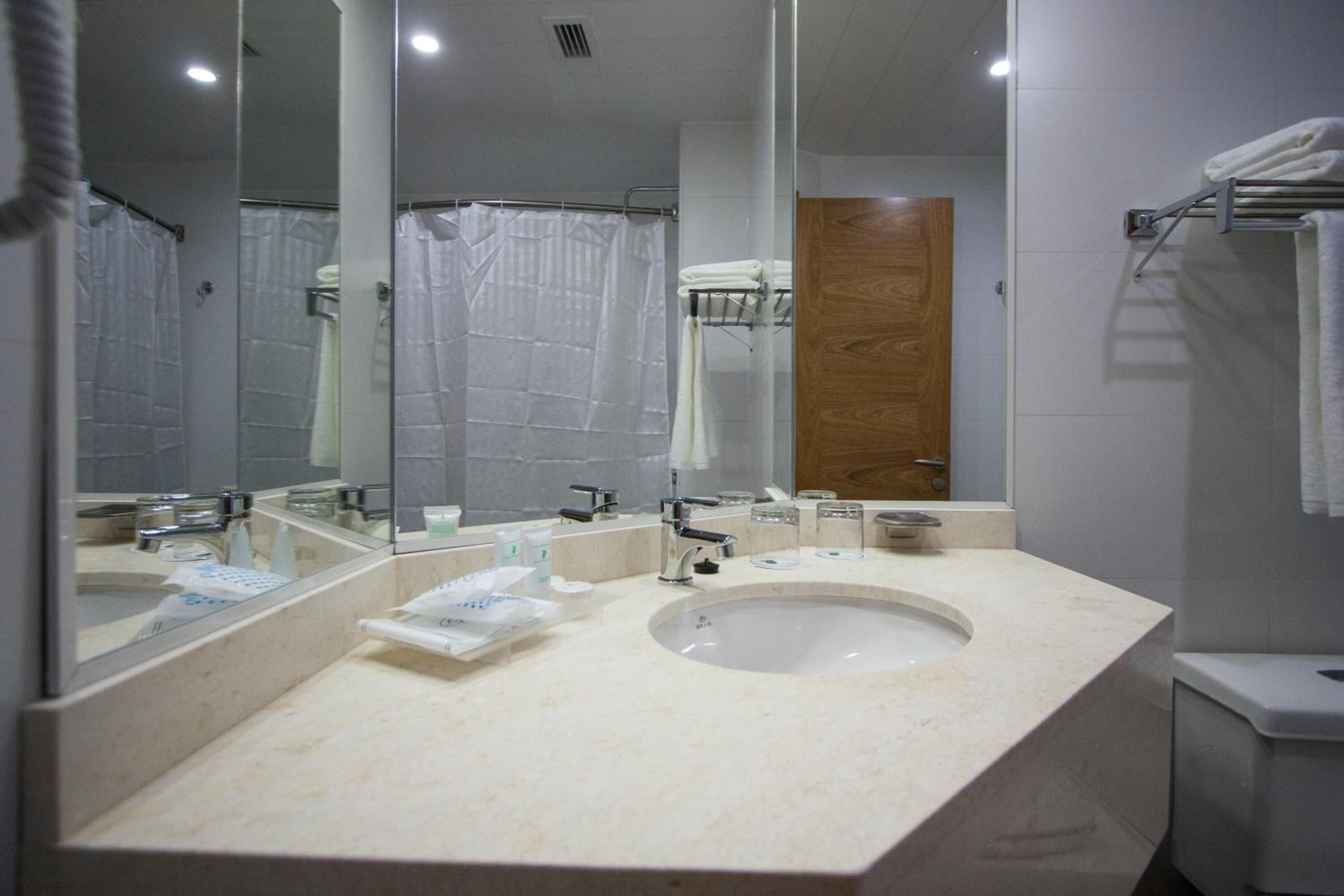 combined shower/bathtub, free toiletries, hair dryer, towels