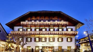 Fassade der Unterkunft – Abend/Nacht