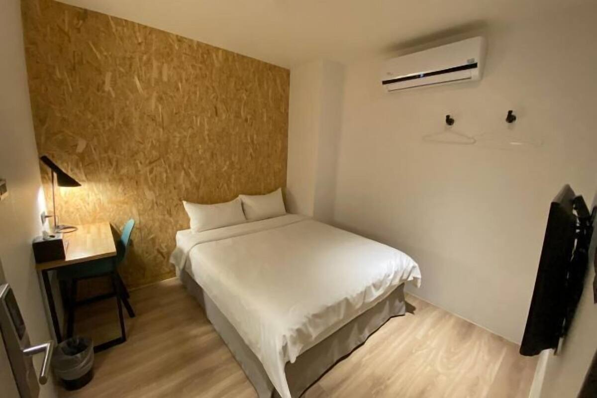 Blackout drapes, free WiFi, bed sheets