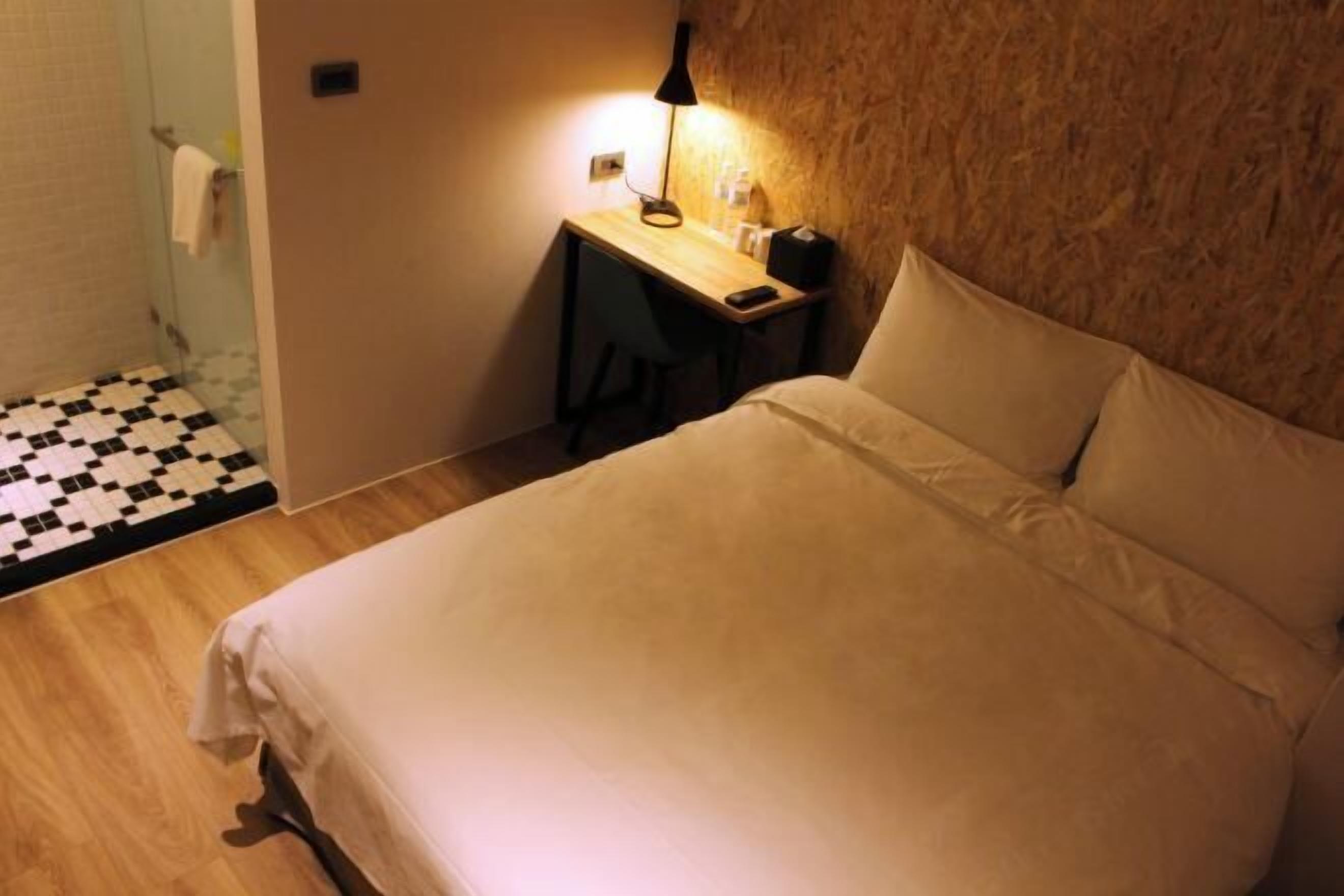 Blackout drapes, free WiFi, bed sheets