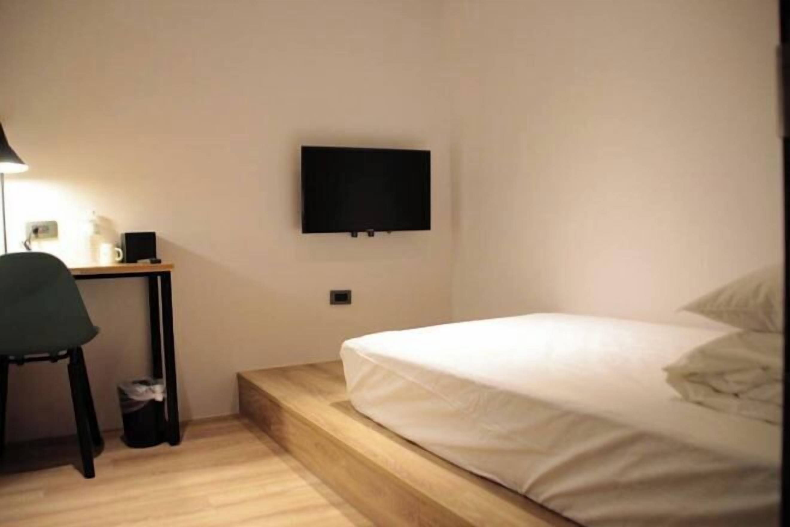 Blackout drapes, free WiFi, bed sheets