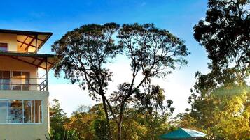 Vista frontal de la propiedad