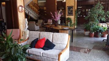 Coin salon dans le hall