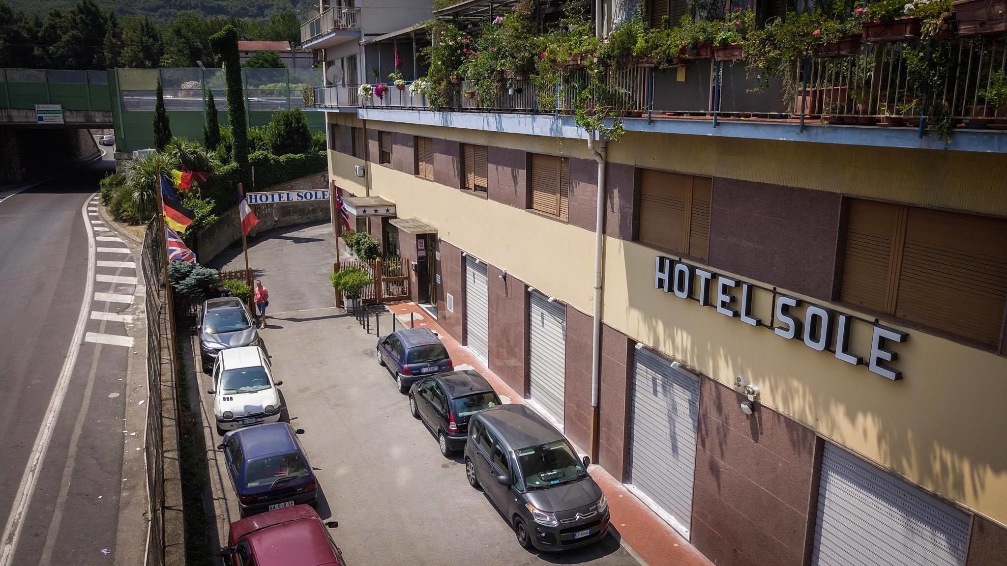 Un hôtel appelé HOTEL SOLE, doté d’un parking et d’un chemin piétonnier.