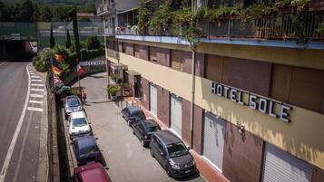 Un hôtel appelé HOTEL SOLE, doté d’un parking et d’un chemin piétonnier.