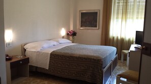 Kahden hengen huone | Työpöytä, pimennysverhot, ilmainen Wi-Fi, vuodevaatteet