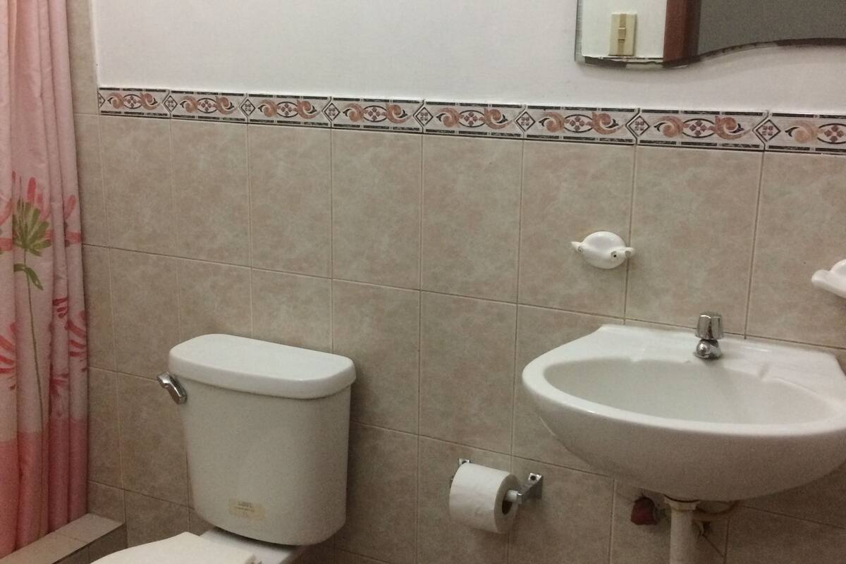 Shower, free toiletries