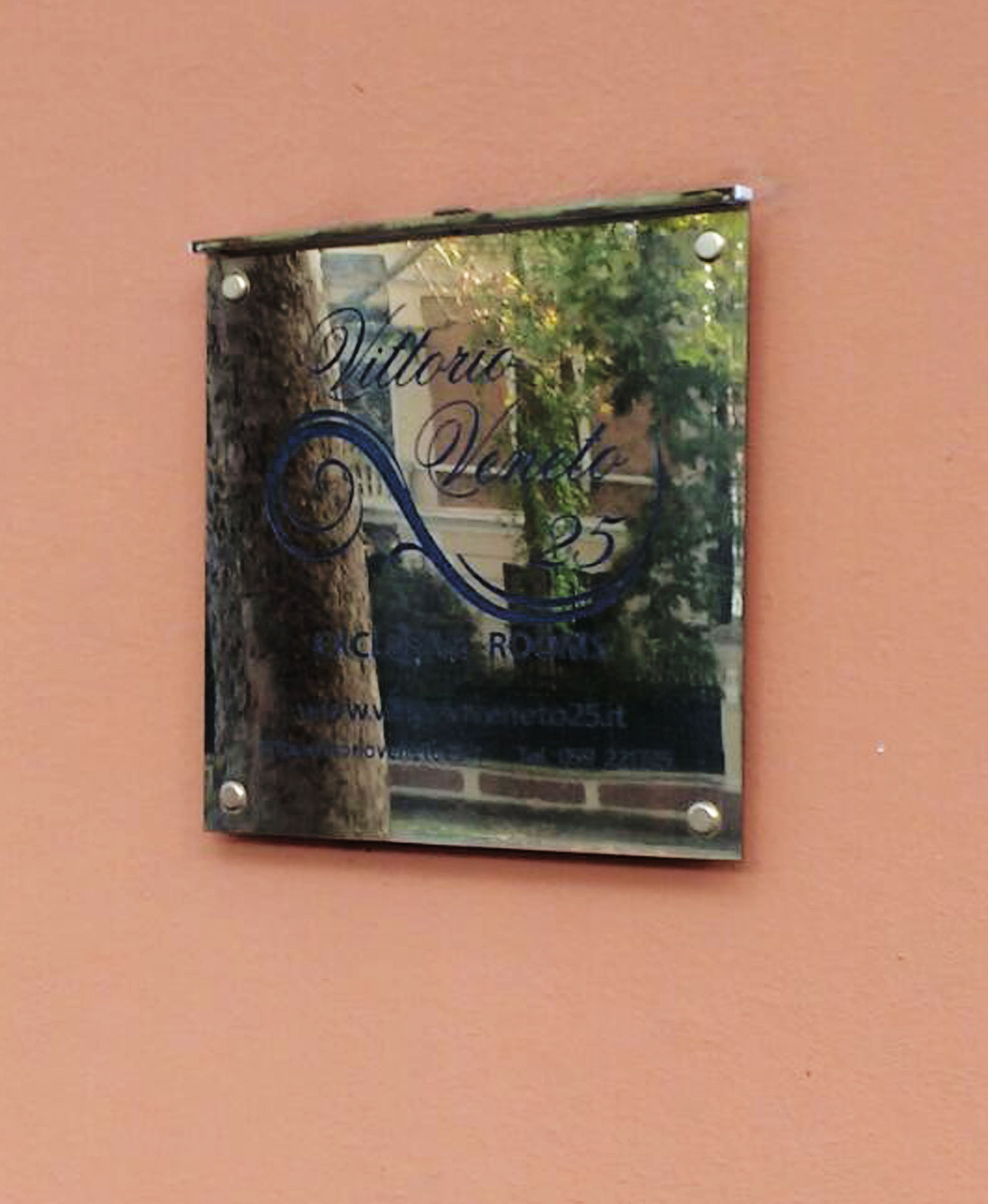 Una placa de vidrio con el texto 