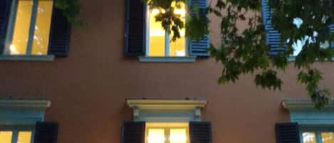 Fachada da propriedade à noite