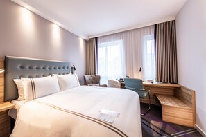 Standard Double Room | In-room safe, soundproofing, iron/ironing board, free WiFi - Premier Inn Hannover City University (Hannover)