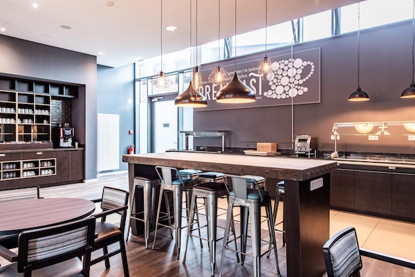 Sarapan bufet setiap hari (EUR 17.9 seorang)