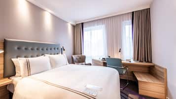 Standard Double Room | 1 bedroom, in-room safe, soundproofing, iron/ironing board
