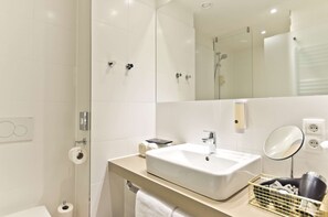 Chuveiro, produtos de toalete grátis, secador de cabelo 