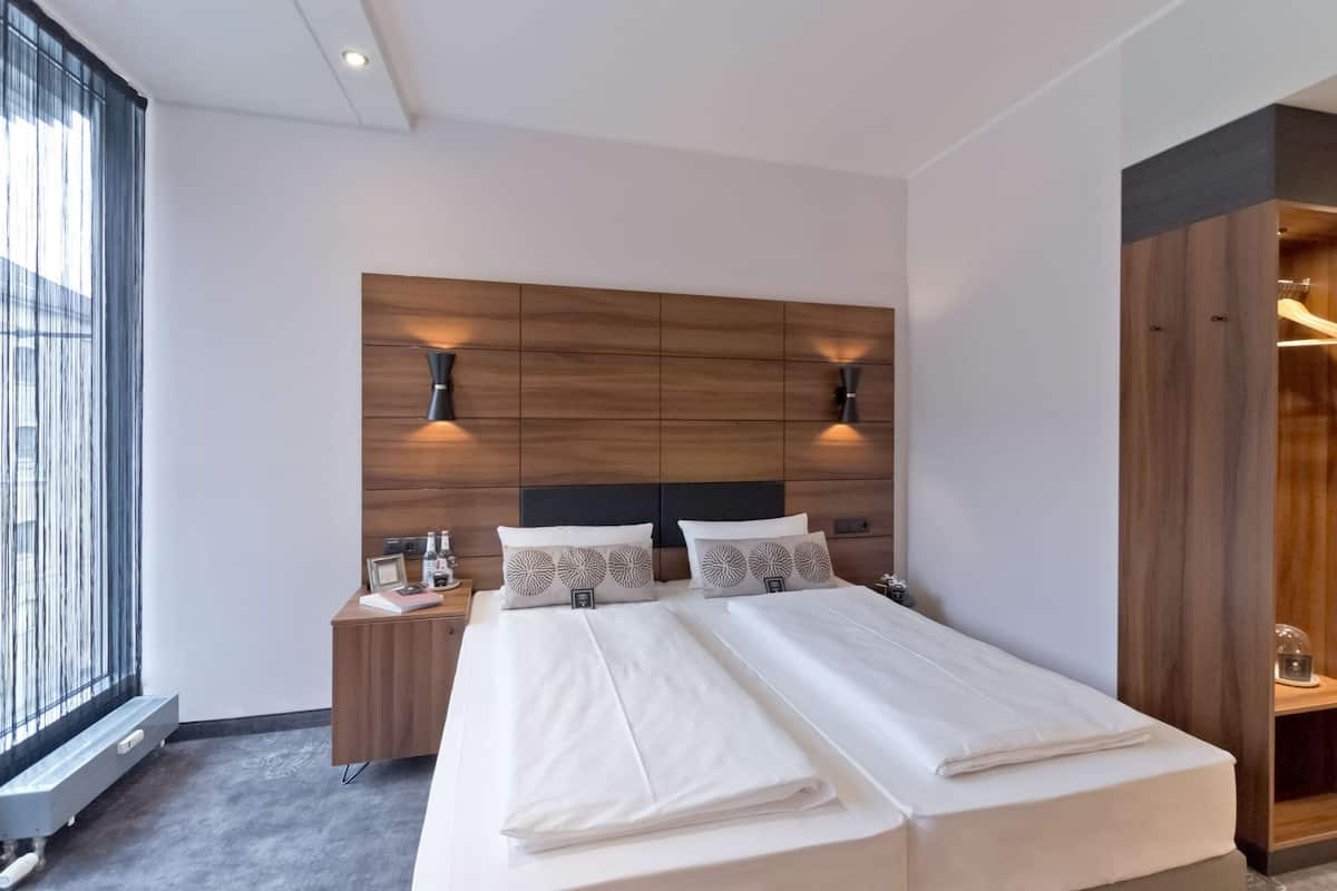 Minibar, safe på rommet, skrivebord og lydisolert
