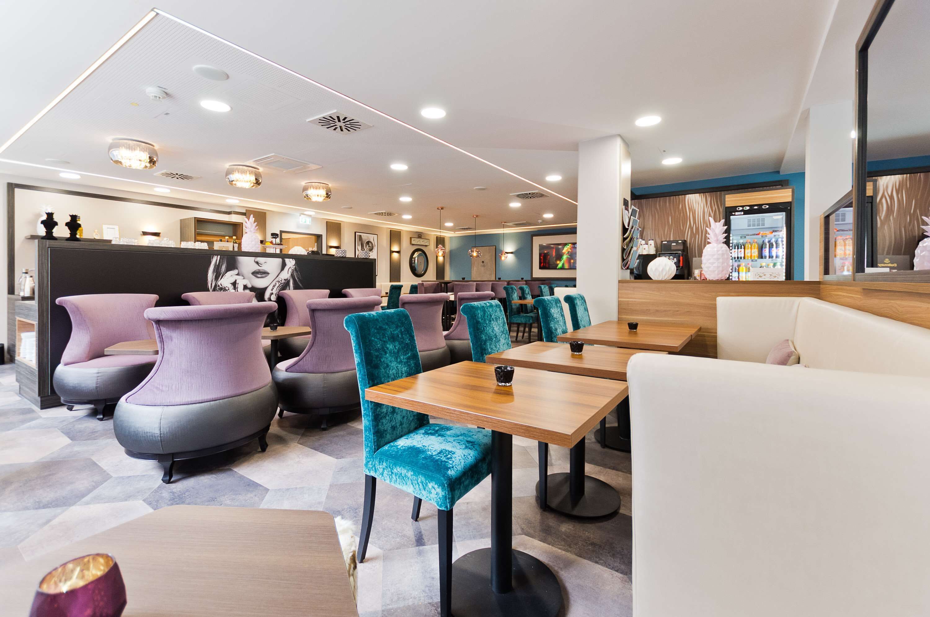 Tägliches Frühstücksbuffet (16 EUR pro Person)