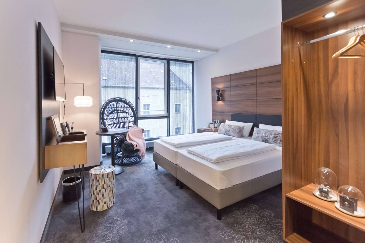 Minibar, safe på rommet, skrivebord og lydisolert