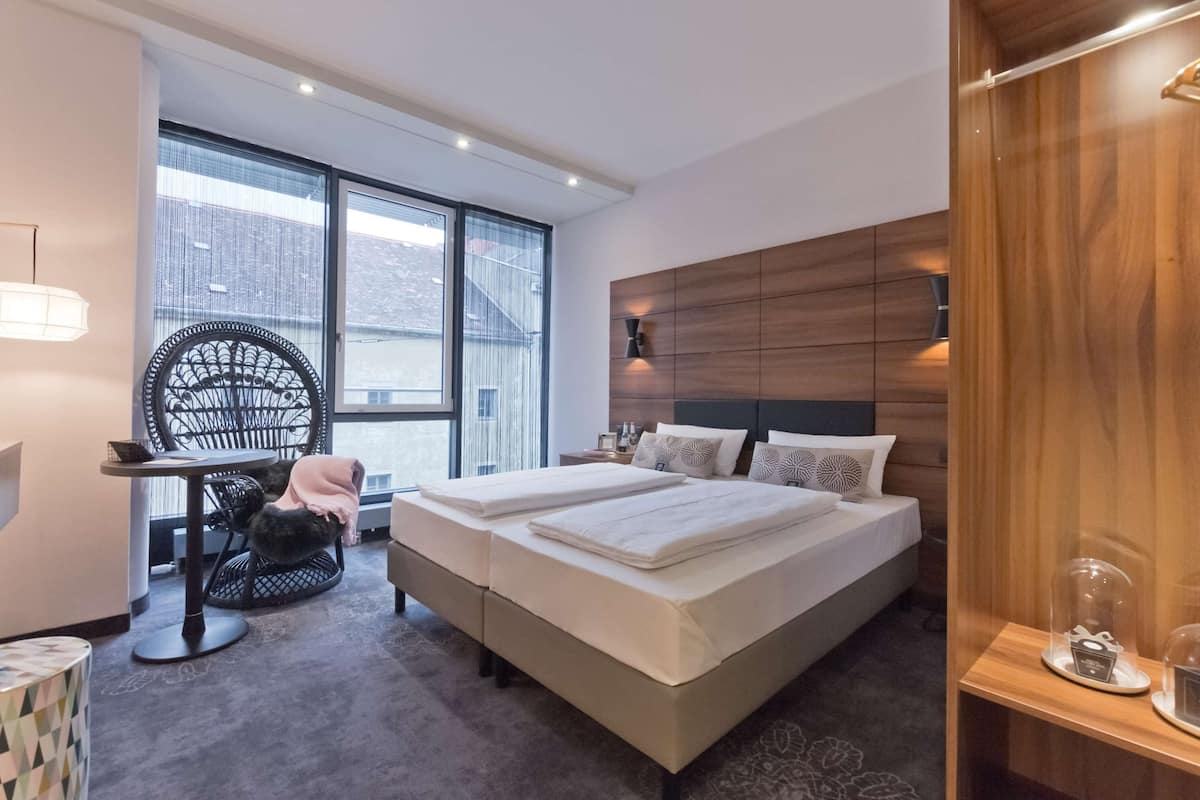 Minibar, safe på rommet, skrivebord og lydisolert