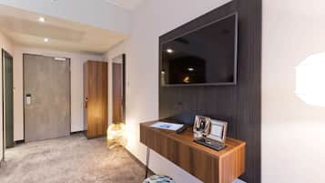 Minibar, safe på rommet, skrivebord og lydisolert